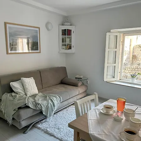 Apartment Iza Roka *